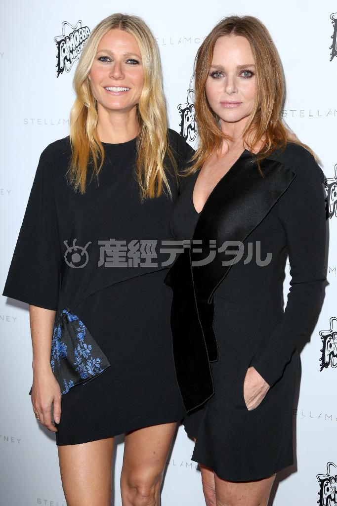 元ビートルズのポール・マッカートニーさんの次女、ステラ・マッカートニーさん（右）と米女優、グウィネス・パルトローさん（左）＝２０１６年１月１２日、米カリフォルニア州ロサンゼルス（ＡＰ）