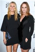 元ビートルズのポール・マッカートニーさんの次女、ステラ・マッカートニーさん（右）と米女優、グウィネス・パルトローさん（左）＝２０１６年１月１２日、米カリフォルニア州ロサンゼルス（ＡＰ）