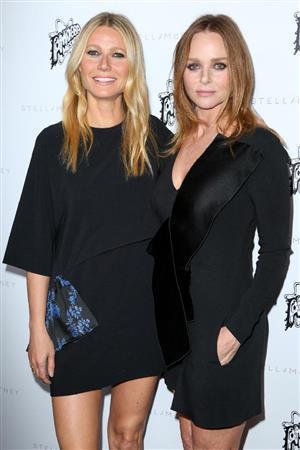 元ビートルズのポール・マッカートニーさんの次女、ステラ・マッカートニーさん（右）と米女優、グウィネス・パルトローさん（左）＝２０１６年１月１２日、米カリフォルニア州ロサンゼルス（ＡＰ）