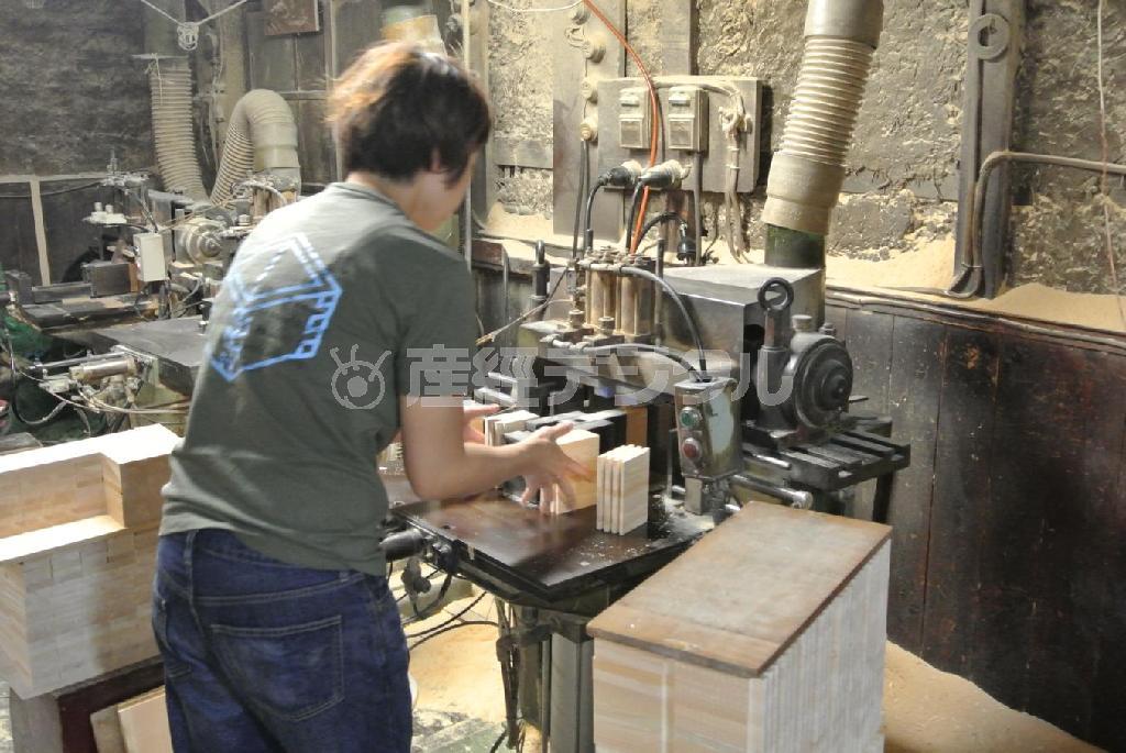 枡の生産の様子。一つ一つ手作業で組み上げられていく＝岐阜県大垣市（北林功さん撮影）