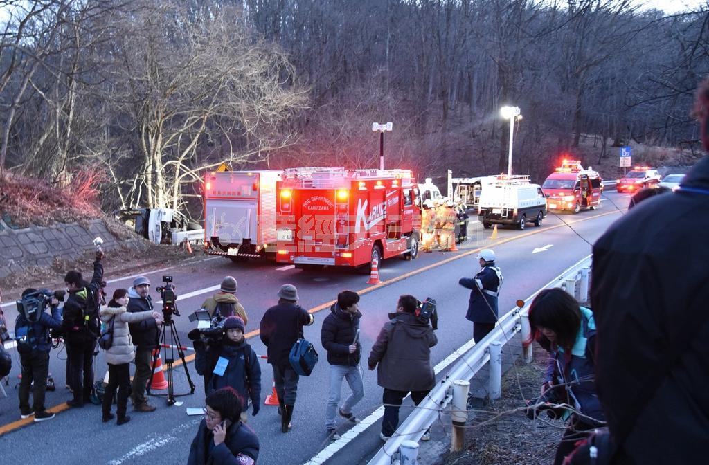観光バスが転落した事故現場周辺＝１５日午前６時４６分、長野県軽井沢町の碓氷バイパス（三宅真太郎撮影）