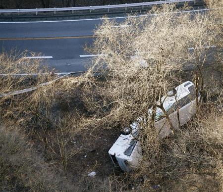 国道から転落、横転したスキーバス＝１５日午前７時５９分、長野県軽井沢町（共同通信社ヘリから）