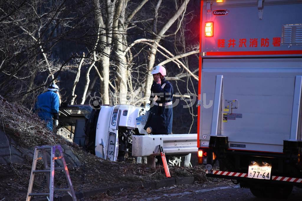 ガードレールを突き破り転落、横転した観光バス＝１５日午前６時４３分、長野県軽井沢町の碓氷バイパス（三宅真太郎撮影）