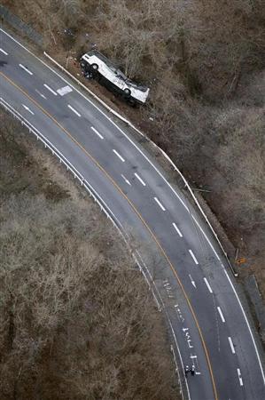 国道からガードレールを突き破って転落、横転したスキーバス＝１５日午前７時４４分、長野県軽井沢町（共同通信社ヘリから）
