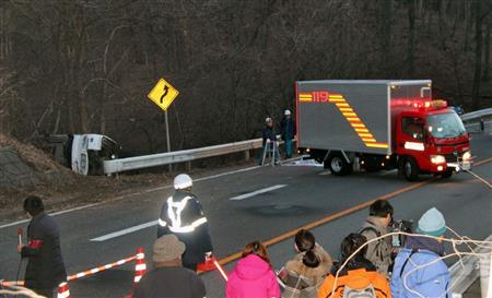 道路脇に転落、横転したバス＝１５日午前６時５７分、長野県軽井沢町