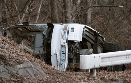 国道１８号の碓氷バイパスで、道路脇に転落、横転したバス＝１５日午前７時５分、長野県軽井沢町