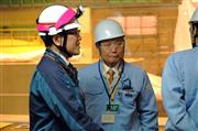 東京電力柏崎刈羽原子力発電所で原子炉建屋を視察する経団連の榊原定征会長（中央）＝１５日、新潟県柏崎市、刈羽村