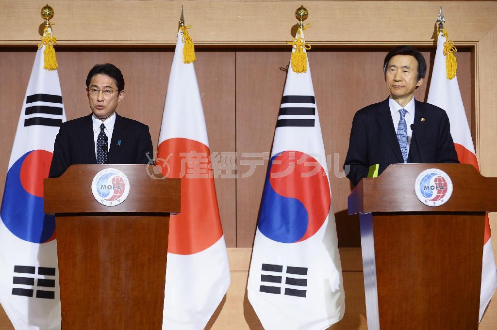 慰安婦問題で「最終的かつ不可逆的に解決する」との合意を発表した岸田文雄外相（左）と韓国の尹炳世（ユン・ビョンセ）外相（右）＝２０１５年１２月２８日、韓国・首都ソウルの韓国外務省（共同）