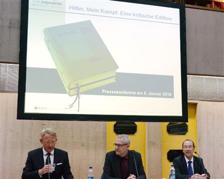 １月８日、ヒトラーの著書「わが闘争」を再出版した「現代史研究所」の記者会見＝２０１６年、ドイツ・バイエルン州ミュンヘン（共同）