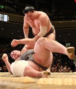 上手投げで栃ノ心を転がした白鵬＝２０１６年１月１５日、東京都墨田区の両国国技館（福島範和撮影）