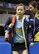 女子シングルス６回戦で敗退し引き揚げる福原愛＝２０１６年１月１５日、東京都渋谷区の東京体育館（共同）