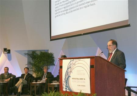 ゲノム編集の国際会議がまとめた声明を発表するカリフォルニア工科大のデービッド・ボルティモア教授＝２０１５年１２月、米ワシントン（共同）