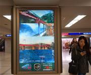 京阪電気鉄道の京橋駅に掲示されている南海電気鉄道の観光列車をＰＲする看板