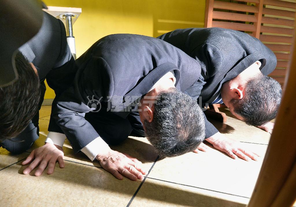 バス転落事故を受けた記者会見で、土下座する運行会社「イーエスピー」の高橋美作（みさく）社長（中央）ら＝２０１６年１月１６日午後、東京都羽村市（共同）