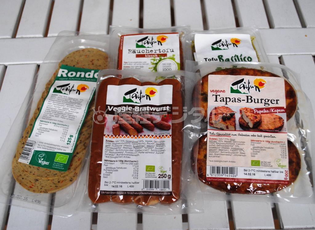 タイフンで製造された豆腐のソーセージ、ハム、ハンバーグなどの製品＝２０１６年１月１２日、ドイツ・バーデン＝ヴュルテンベルク州フライブルク（宮下日出男撮影）