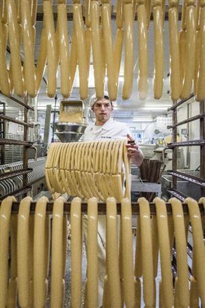 製造途中の豆腐ソーセージ。見た目はほとんど肉のソーセージとかわらない=ドイツ・バーデン=ヴュルテンベルク州フライブルク(タイフン提供)