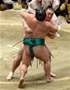 寄り切りで嘉風（よしかぜ、手前）を下した日馬富士（はるまふじ）＝２０１５年１月１６日、東京都墨田区の両国国技館（今野顕撮影）
