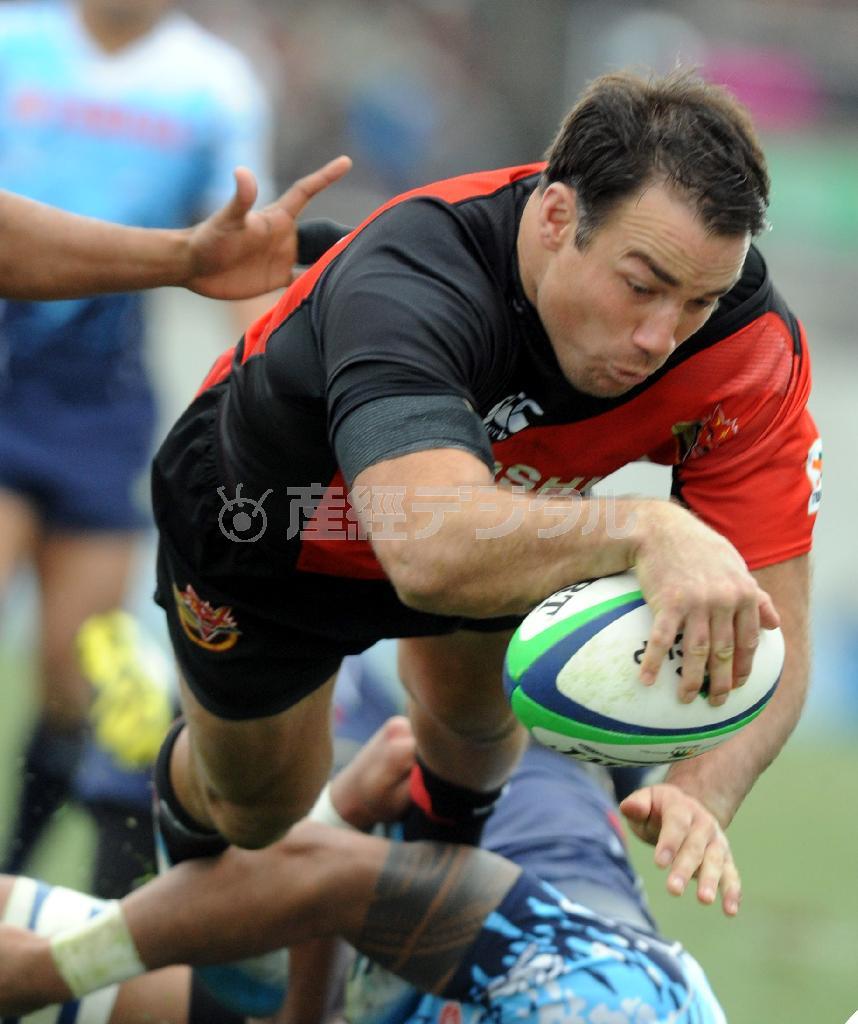 後半、東芝・リチャード・カフイがトライ＝２０１６年１月１６日、大阪府東大阪市の花園ラグビー場（高井良治撮影）