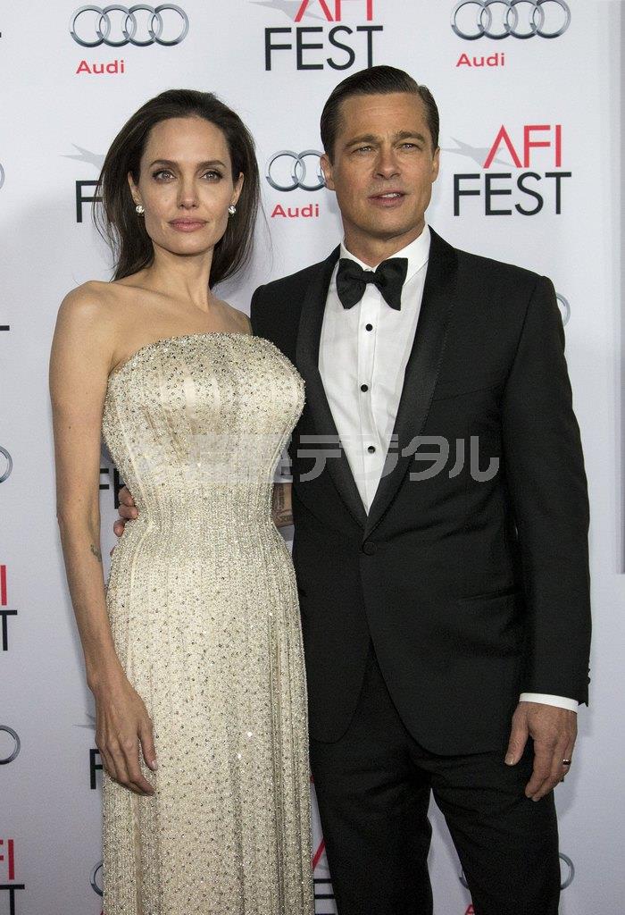 米女優、アンジェリーナ・ジョリーさん（左）と俳優、ブラッド・ピットさん＝２０１５年１１月６日、米カリフォルニア州ハリウッド（ロイター）