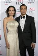 米女優、アンジェリーナ・ジョリーさん（左）と俳優、ブラッド・ピットさん＝２０１５年１１月６日、米カリフォルニア州ハリウッド（ロイター）
