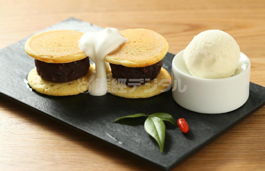 リコッタチーズを使ったパンケーキでつぶあんをサンドした「あんさんど」。お店では生クリームとバニラアイス付きで７００円＝２０１５年１２月１０日、京都市東山区（志儀駒貴撮影）