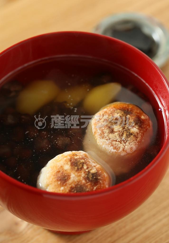 客が自分で焼いたお餅とともにいただく「京ぜんざい＿紅」（１０００円）。小豆本来の香りを楽しむため、澄んだ味わいに＝２０１５年１２月１０日、京都市東山区（志儀駒貴撮影）