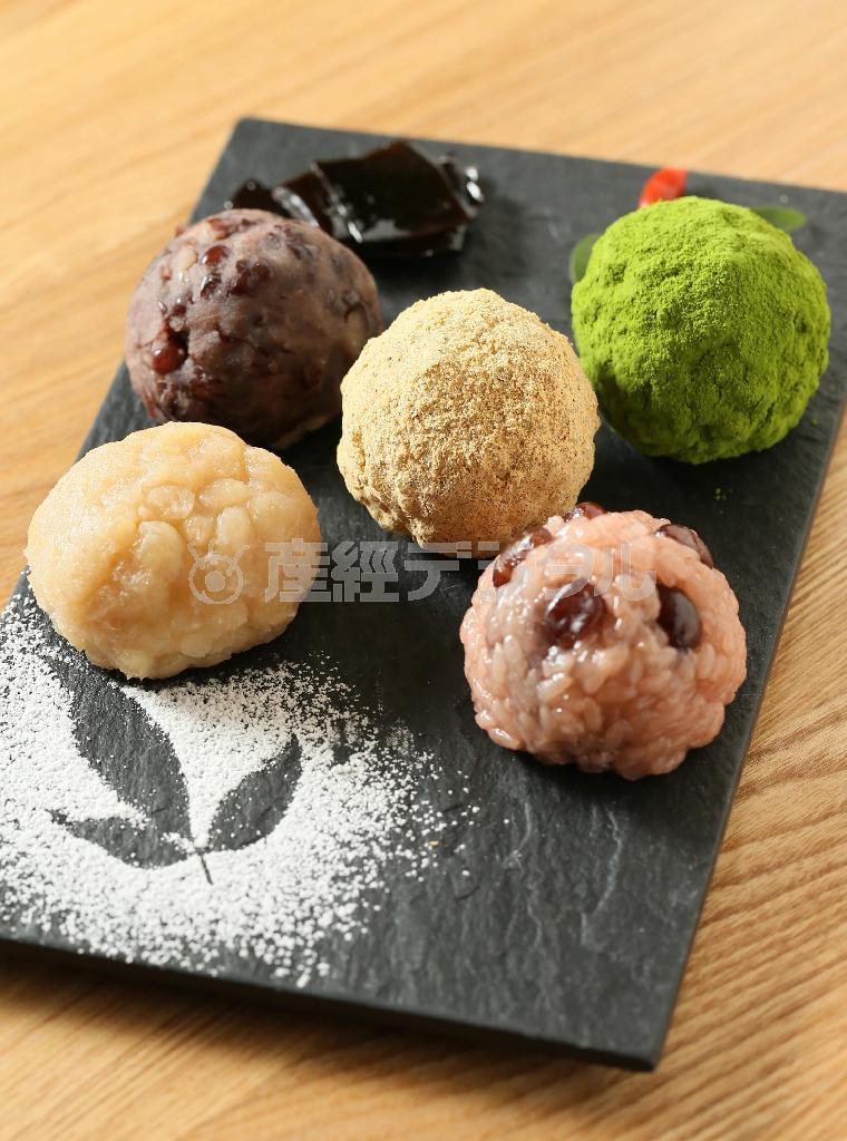 まっちゃ、赤飯、きなこなど、定番のおはぎ「京おはぎ五色」もさすがのおいしさ。お店では２種選べて６００円＝２０１５年１２月１０日、京都市東山区（志儀駒貴撮影）