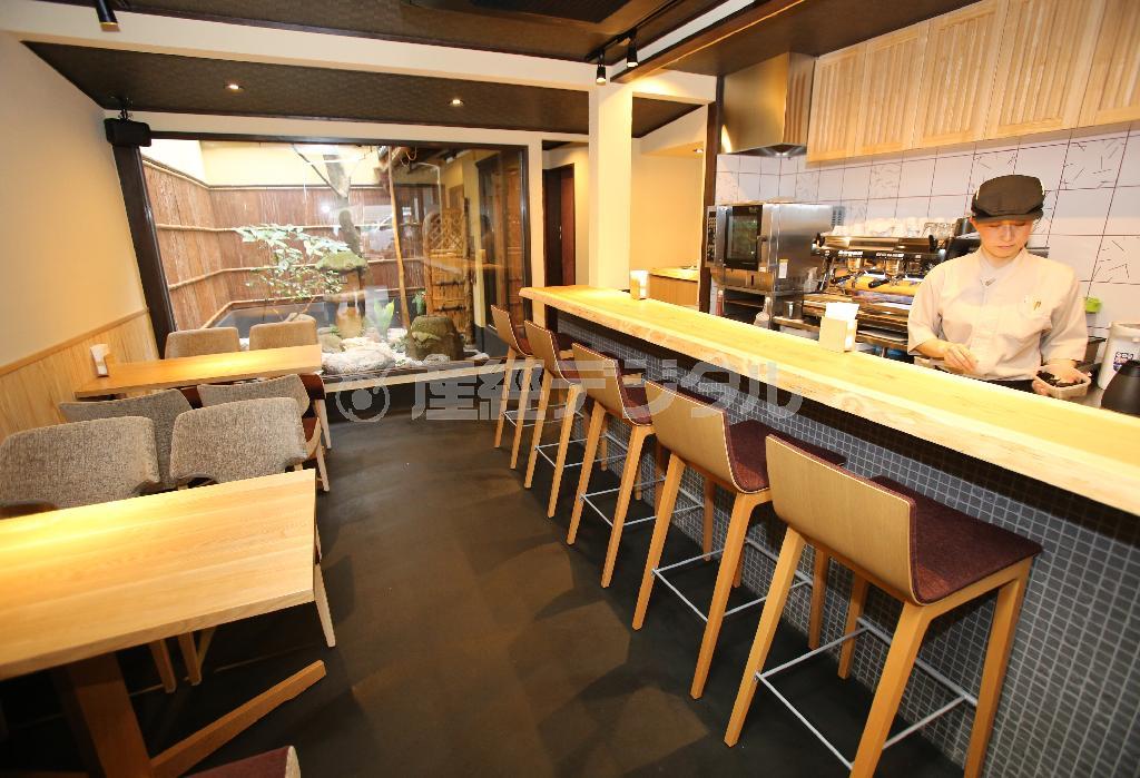 坪庭を楽しみながら商品をいただける店内＝２０１５年１２月１０日、京都市東山区（志儀駒貴撮影）