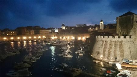 ドブロブニク旧市街の夜景。真珠のような白い光を夜の静寂に解き放つ