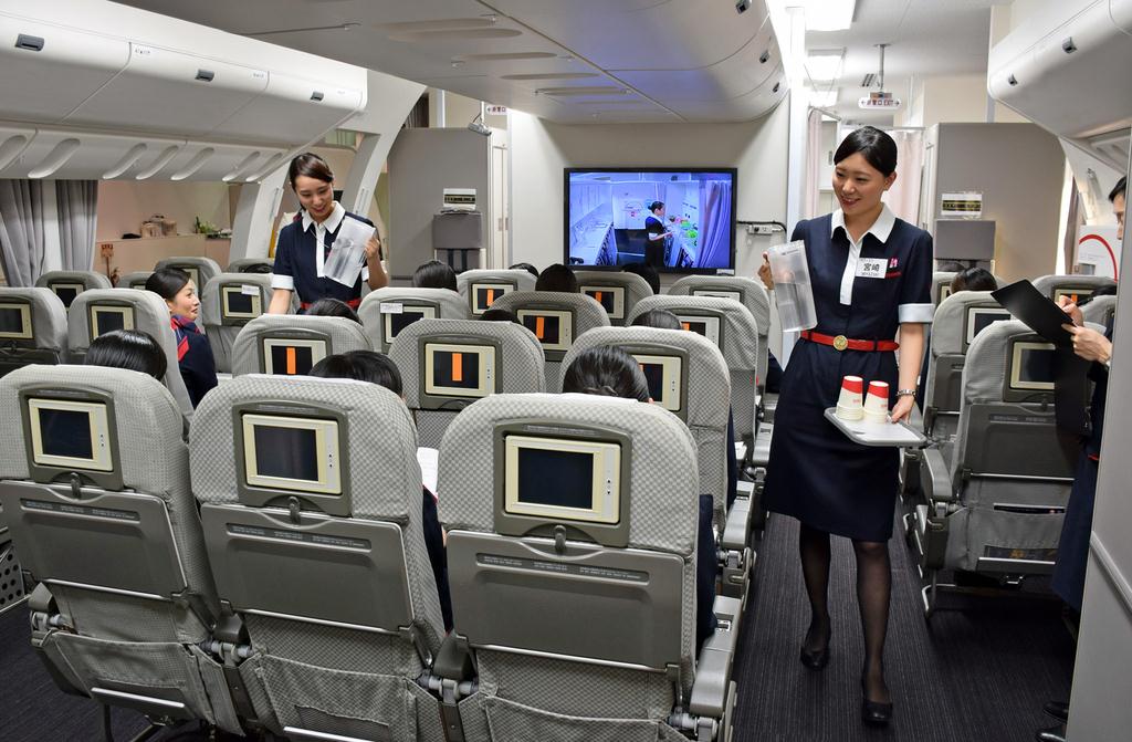 キャビンを模したモックアップでの訓練風景＝日本航空第一テクニカルセンター（撮影・大竹信生）