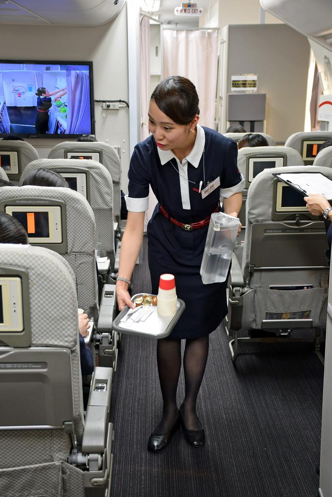 訓練を受ける日本航空の客室乗務員＝日本航空第一テクニカルセンター（撮影・大竹信生）