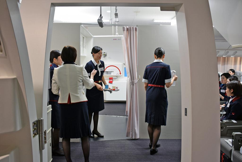 キャビンを模したモックアップでの訓練風景。白のジャケットを着用しているのが教官＝日本航空第一テクニカルセンター（撮影・大竹信生）