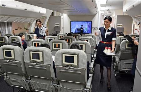 キャビンを模したモックアップでの訓練風景＝日本航空第一テクニカルセンター（撮影・大竹信生）