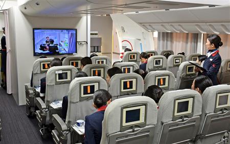 キャビンを模したモックアップでの訓練風景＝日本航空第一テクニカルセンター（撮影・大竹信生）