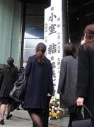 亡くなった小室結（ゆい）さんの告別式の会場に入る同級生や友人ら＝２０１６年１月１７日午後、神奈川県川崎市宮前区（鈴木健児撮影）