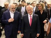 国際原子力機関（ＩＡＥＡ）本部に到着した（左から）イランのザリフ外相、天野之弥（ゆきや）ＩＡＥＡ事務局長、欧州連合（ＥＵ）のモゲリーニ外交安全保障上級代表＝２０１６年１月１６日、オーストリア・首都ウィーン（ＡＰ）
