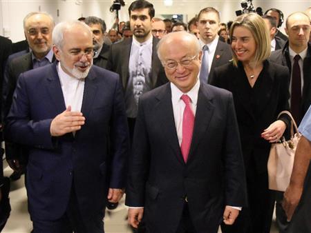 国際原子力機関（ＩＡＥＡ）本部に到着した（左から）イランのザリフ外相、天野之弥（ゆきや）ＩＡＥＡ事務局長、欧州連合（ＥＵ）のモゲリーニ外交安全保障上級代表＝２０１６年１月１６日、オーストリア・首都ウィーン（ＡＰ）