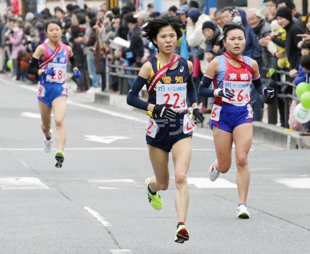 最終９区で京都の奥野有紀子（右）を抜く愛知の鈴木亜由子（中央）。左は兵庫の竹地志帆＝２０１６年１月１７日、京都市（代表撮影）