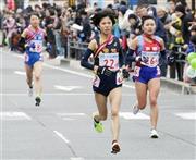 最終９区で京都の奥野有紀子（右）を抜く愛知の鈴木亜由子（中央）。左は兵庫の竹地志帆＝２０１６年１月１７日、京都市（代表撮影）