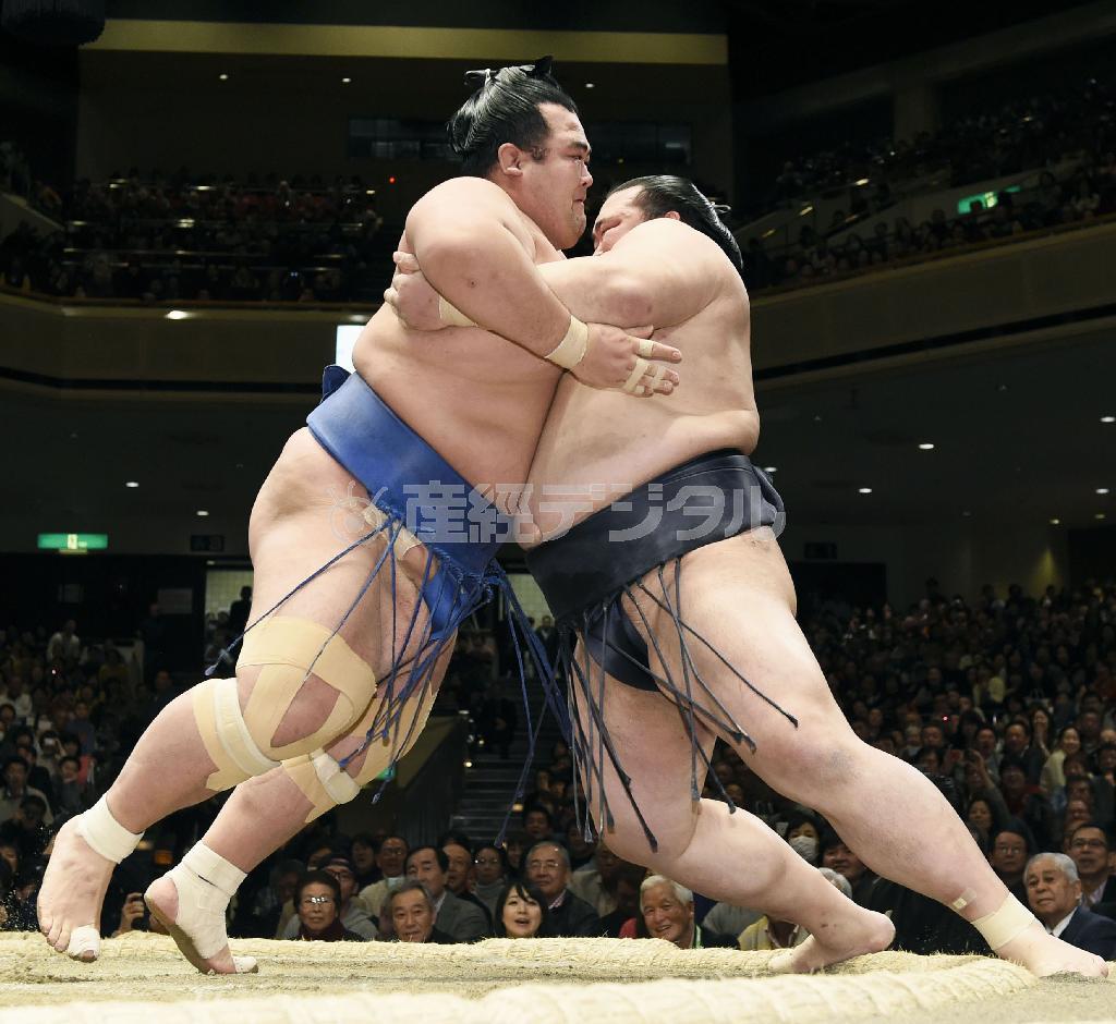 琴奨菊（左）が寄り切りで稀勢の里（きせのさと）を破る＝２０１６年１月１７日、東京都墨田区の両国国技館（共同）