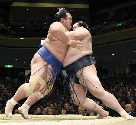 琴奨菊（左）が寄り切りで稀勢の里（きせのさと）を破る＝２０１６年１月１７日、東京都墨田区の両国国技館（共同）