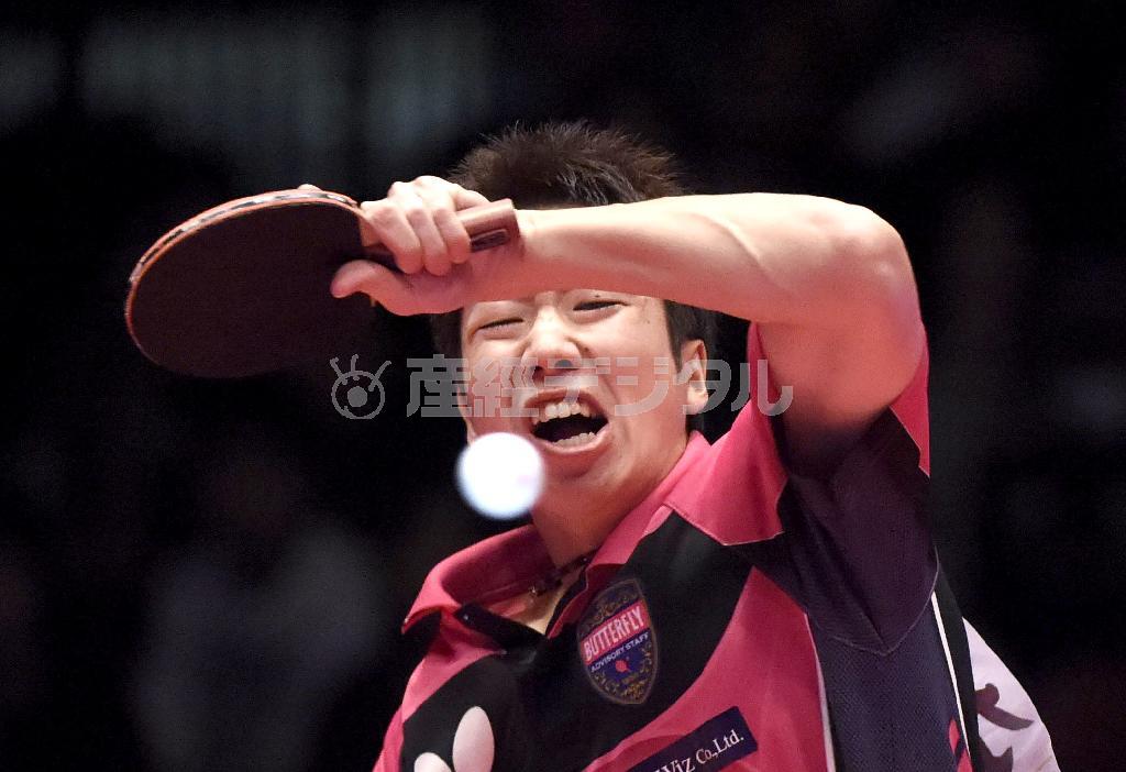 ８度目の優勝を果たした水谷隼（じゅん）＝２０１６年１月１７日、東京都渋谷区の東京体育館（甘利慈撮影）