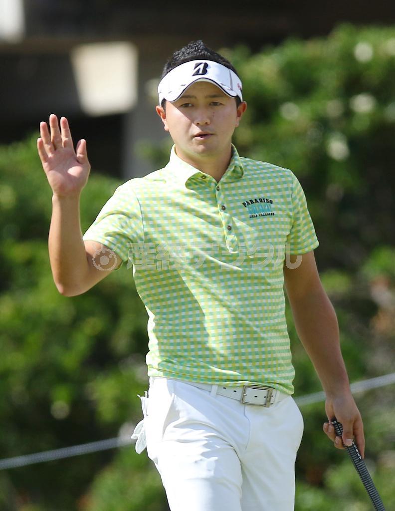 第３ラウンド、５番でバーディーを決め、ギャラリーの声援に応える片岡大育（だいすけ）＝２０１６年１月１６日、米ハワイ州ホノルルのワイアラエＣＣ（共同）