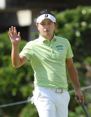 第３ラウンド、５番でバーディーを決め、ギャラリーの声援に応える片岡大育（だいすけ）＝２０１６年１月１６日、米ハワイ州ホノルルのワイアラエＣＣ（共同）