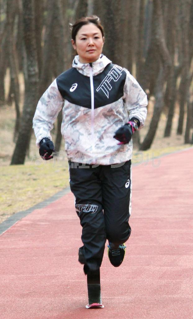 ランの練習に取り組む佐藤真海（まみ）＝２０１６年１月１６日、宮崎県宮崎市（共同）