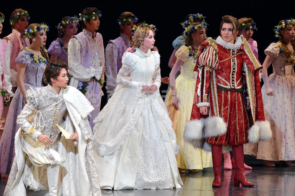 宝塚大劇場で２月１日まで公演中の宙組「Ｓｈａｋｅｓｐｅａｒｅ～空に満つるは、尽きせぬ言の葉～」の場面。東京宝塚劇場では２月１９日から３月２７日まで公演予定＝２０１５年１２月３０日、兵庫県宝塚市（竹川禎一郎撮影）