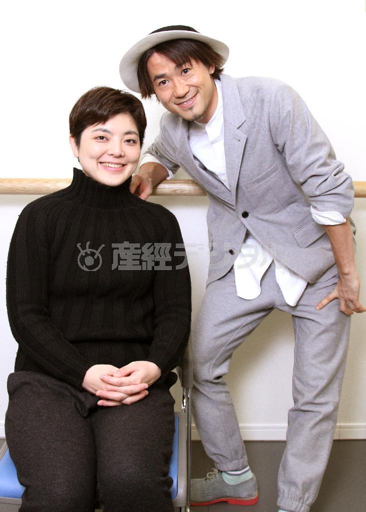 「未来に関する勉強をしていて空恐ろしくなった」と口をそろえるナオト・インティライミさん（右）と小林香（かおり）さん＝２０１５年１２月２８日、東京都新宿区（荻窪佳撮影）