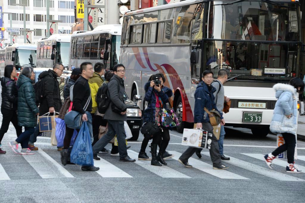 日本国内の「春節商戦」が本番を迎え、バスで免税店で買い物をする中国からの団体客＝１９日午後、東京・銀座