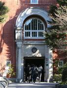 廃棄物処理法違反の容疑で、同志社大学キャンパスへ家宅捜索に入った京都府警の職員ら＝１９日午前（志儀駒貴撮影）