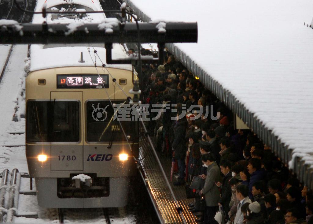 京王電鉄井の頭線の明大前駅のホームで電車を待つ客＝２０１６年１月１８日午前、東京都世田谷区（鈴木健児撮影）